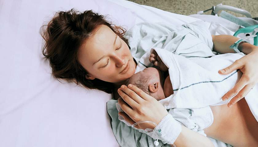 mamãe e bebê após o parto