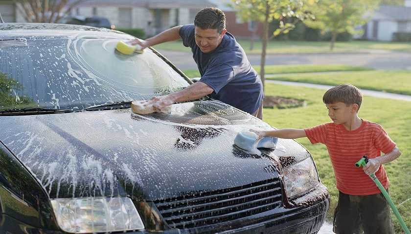 Pai ocupado como ter tempo para os filhos-lavar carro juntos