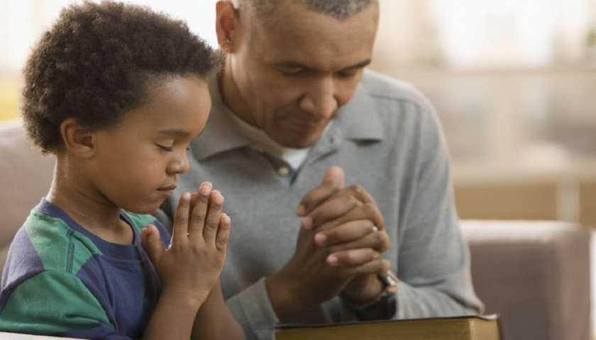 Pai ocupado como ter tempo para os filhos-orar juntos