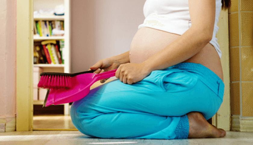gravida fazendo faxina domestica- faxinar a casa gravida