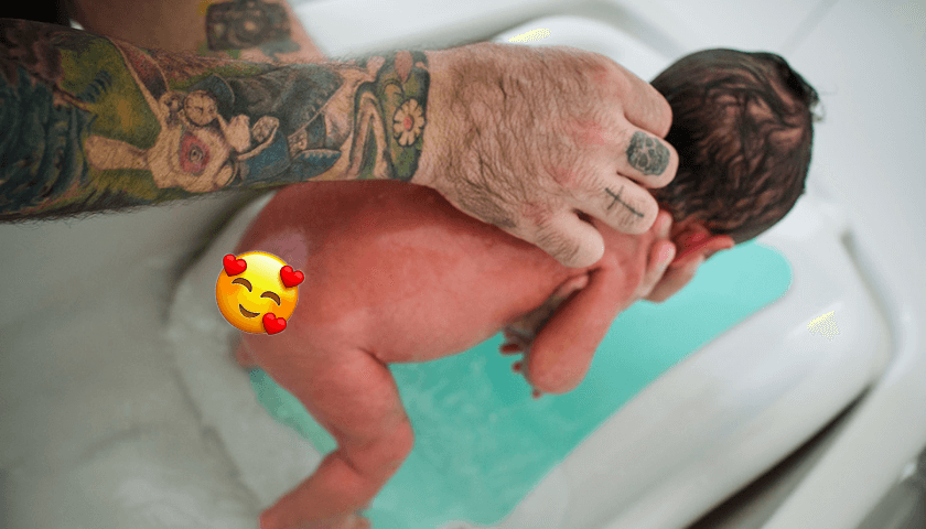 Papai dando banho no bebê recem nascido