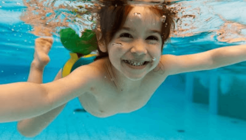 piscina clube, criança nadando 