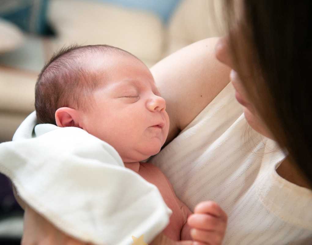 Por que alguns bebês nascem tão cabeludos e outros nascem carequinhas 