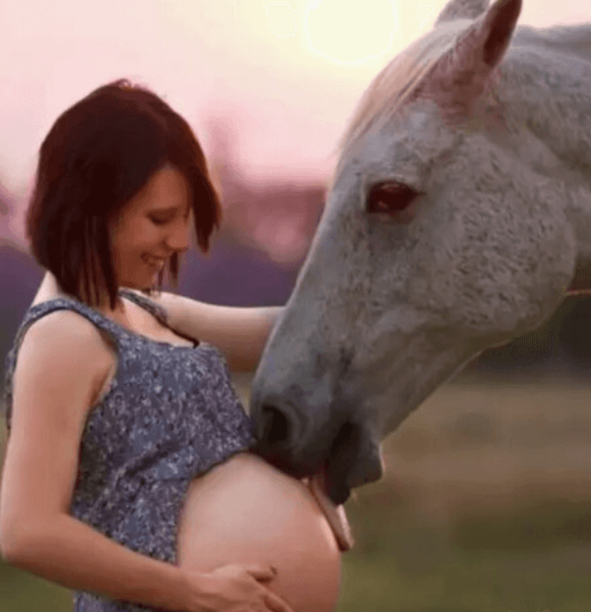 Mulher feliz com cavalo